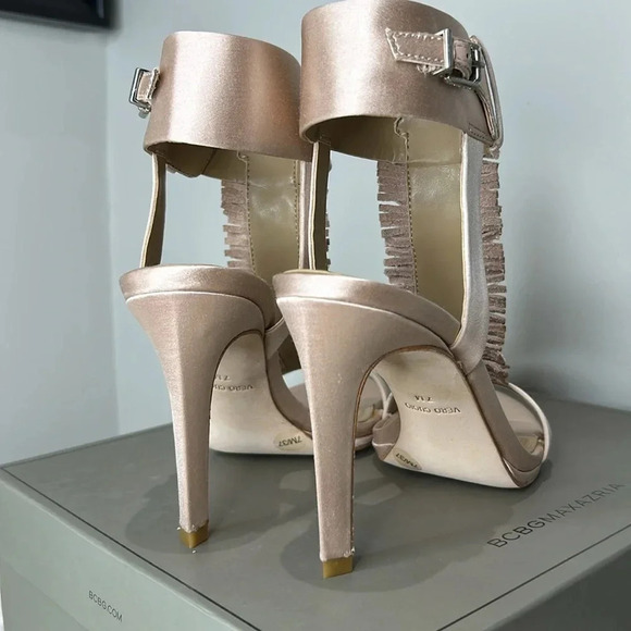 NWT BCGB Dusty Pink Satin High Heels with Fringe & Beads SZ 37/7 - Picture 4 of 13